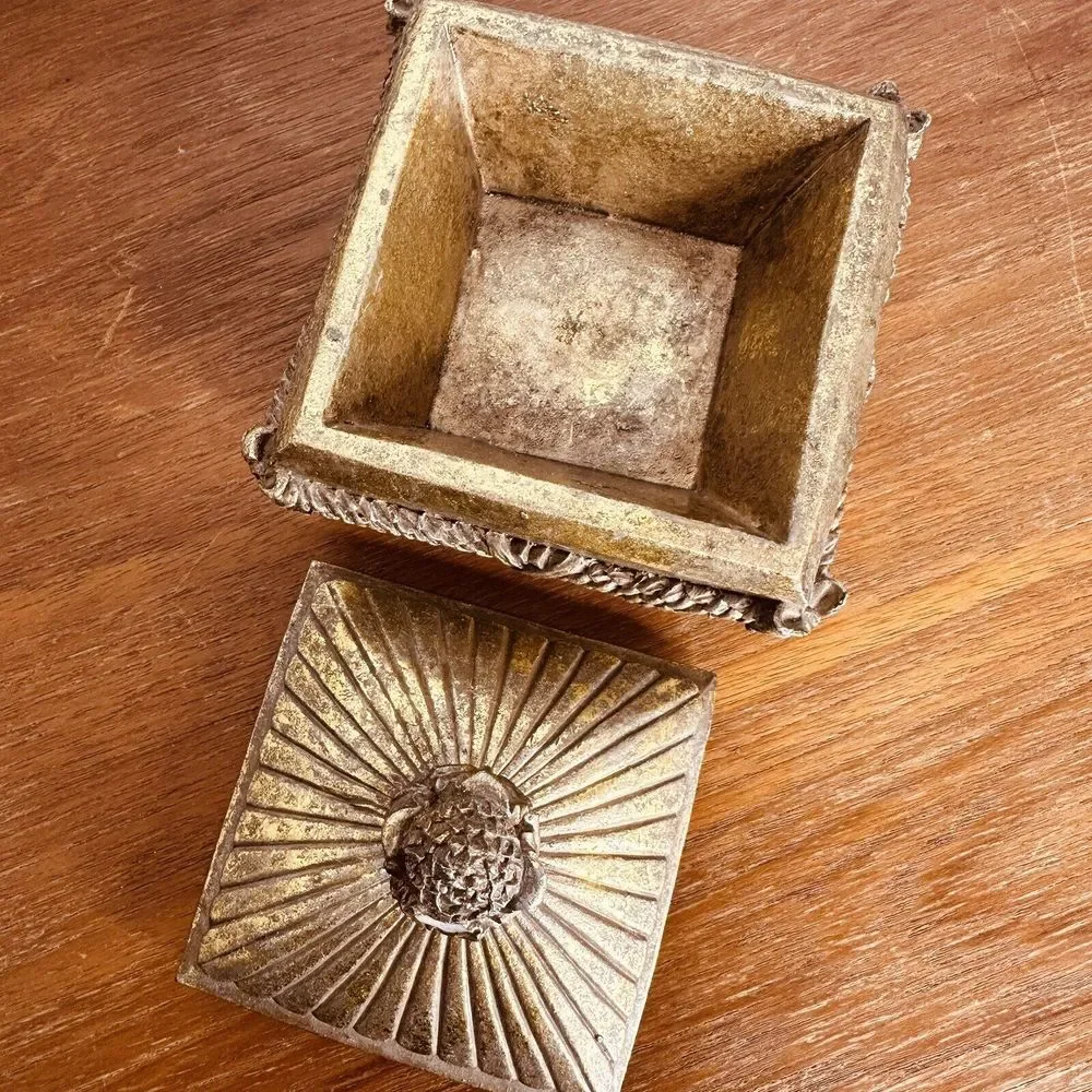 Heavy Resin Trinket or‎ Jewelry Dish with Lid, Gold Colored Resin 5